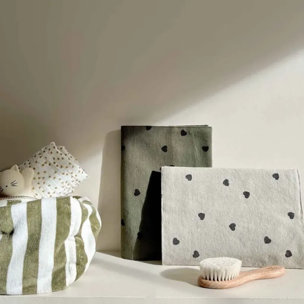 Rose In April Protège Carnet de Santé Chloé Cœur Sable - Sale