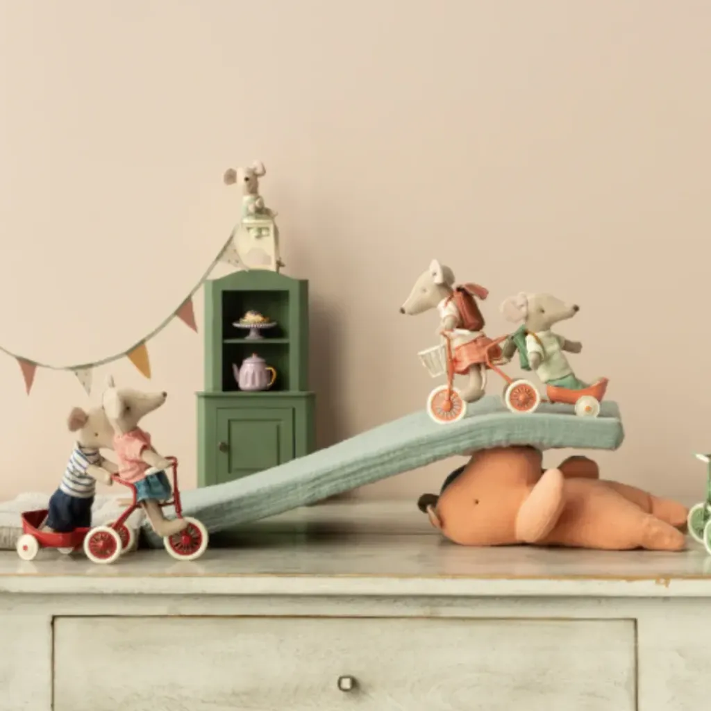 Maileg Souris Tricycle, Grande Sœur - Discount